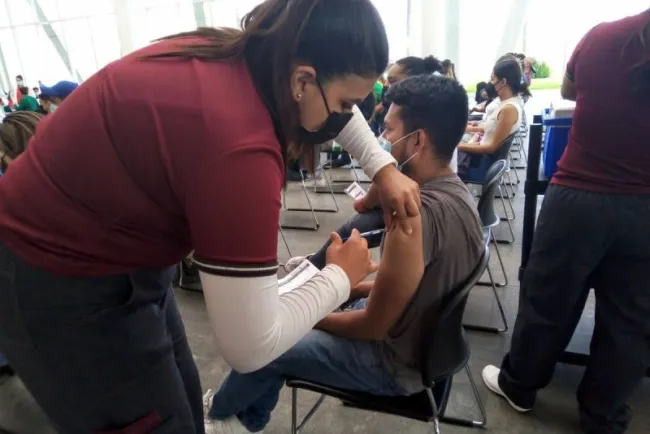 Coahuila, primer estado en vacunar contra covid a menores de edad