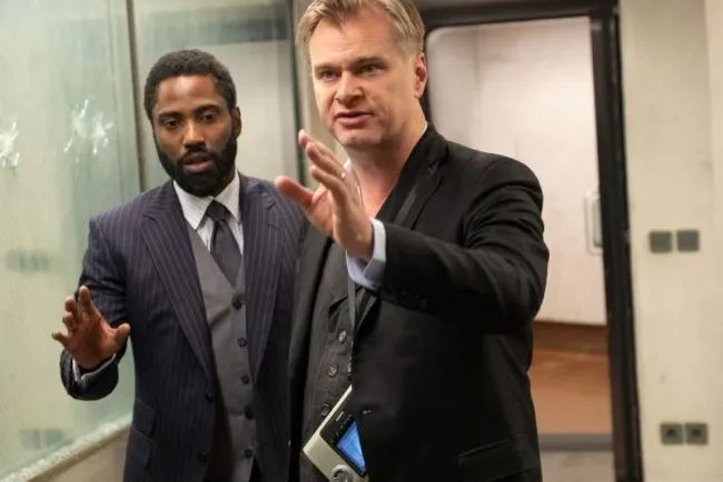 Christopher Nolan deja Warner y firma con Universal
