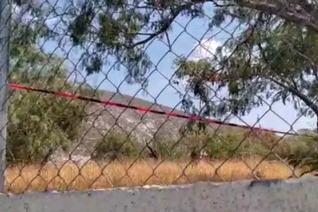 Hallan cabeza dentro de hielera en patio de escuela en Monterrey