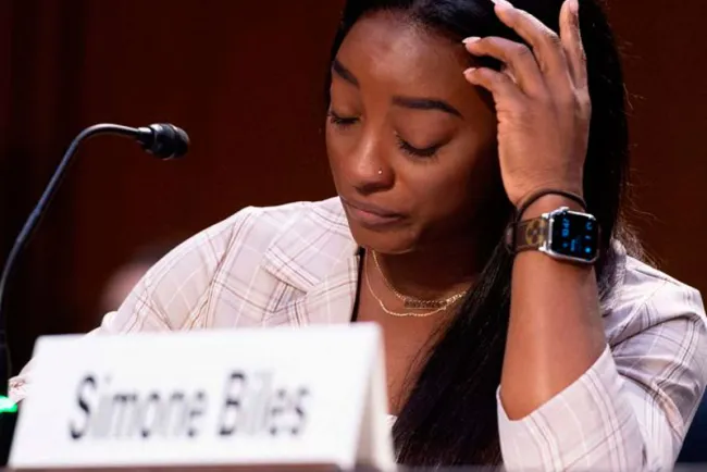 Simone Biles critica al FBI por permitir abusos sexuales