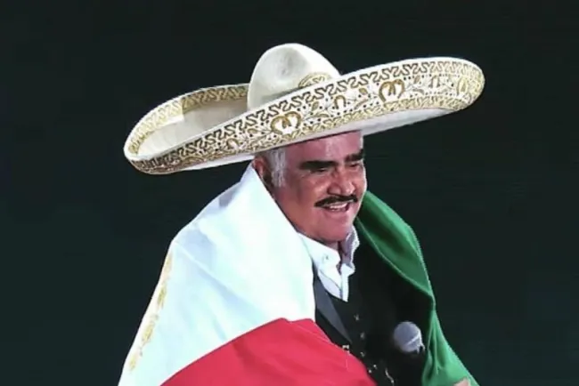 Vicente Fernández sigue en terapia intensiva; recibe rehabilitación pulmonar