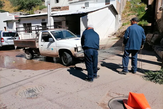 Atiende Oomapas fuga de drenaje en colonia Héroes