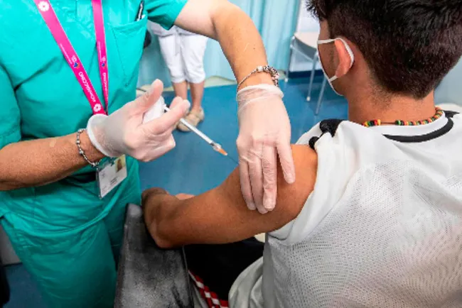 Vacunan a menores contra Covid