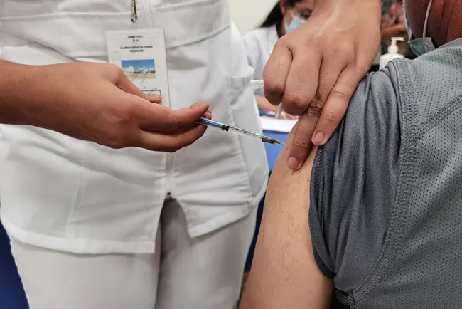 Recomiendan a rezagados a registrarse para vacuna