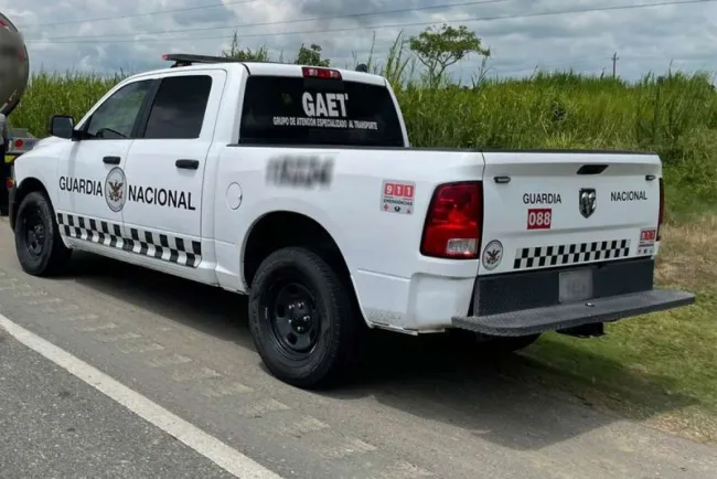 Pareja somete a secuestrador, le quitan su teléfono y escapan