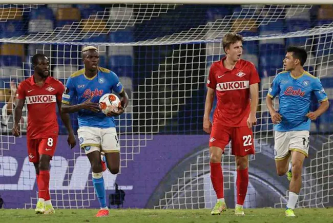 Nápoles de malas; ‘Chucky’ Lozano tuvo un descuido