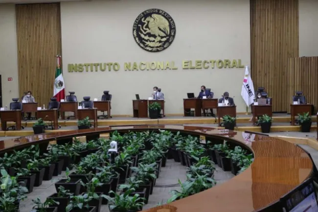 Morena e INE debaten uso de firmas en papel para revocación de mandato