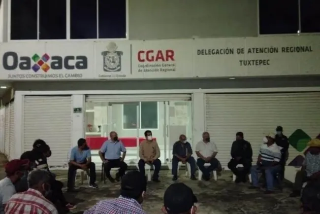 Pobladores de Jocotepec, Oaxaca, liberan a policías y trabajadoras de Bienestar