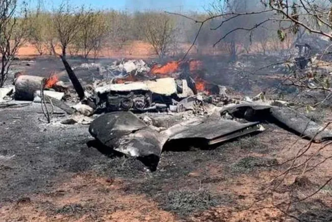 Chocan avioneta y helicóptero cerca de Aeropuerto en Chandler, Arizona