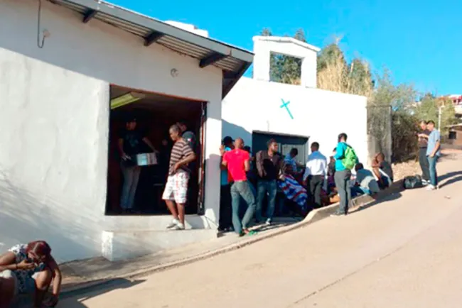 Abarrotan migrantes albergue