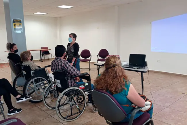 Imparte Diana Chávez plática sobre el duelo