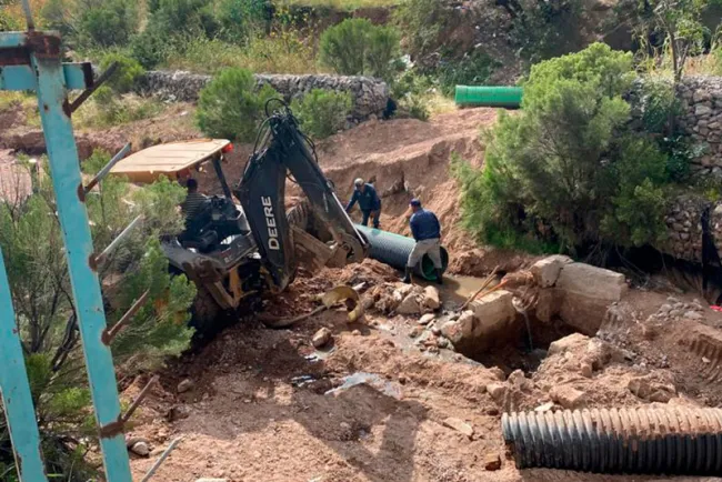 Dan mantenimiento al colector de aguas negras