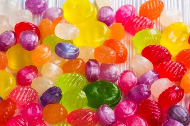 Abuelita quema a su hija y a su nieta por gastar dinero en dulces