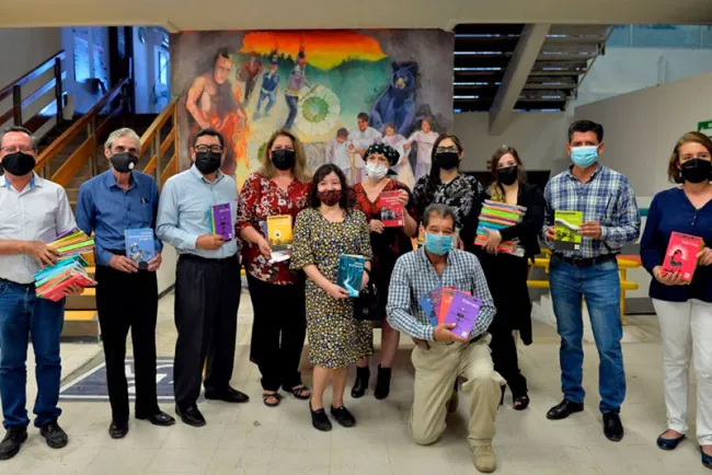 Reciben mediadores de lectura colección “21 para el 21” del FCE