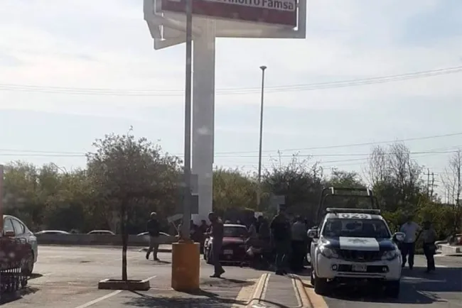 Graban batalla campal entre taxistas afuera de tienda departamental