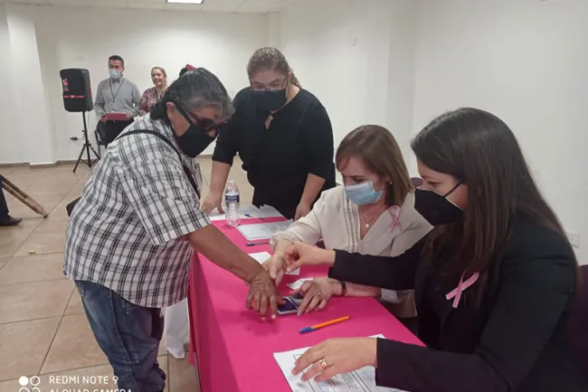 Entrega DIF Nogales becas a personas con discapacidad