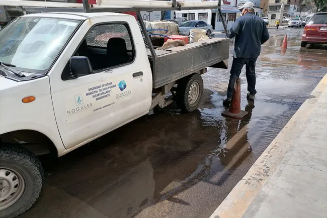Cierran calles del primer cuadro por fuga de agua