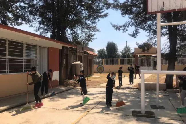 Gobernador de Michoacán anuncia regreso a clases presenciales