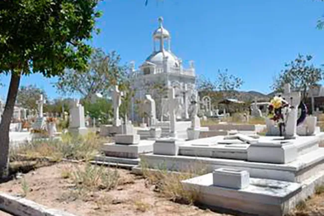 Preparan panteones para Día de Muertos