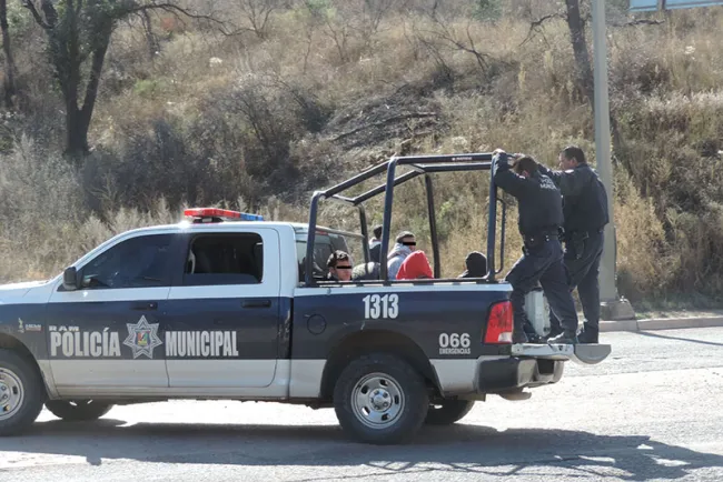 Arrestan a sujetos por robar clavos de las vías del tren