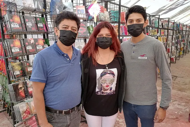 Instalan Feria del Libro 2021 en plaza Ochoa