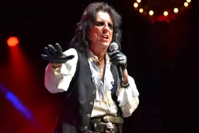 Alice Cooper habla de tap, serpientes e historias 'bajo la manga'