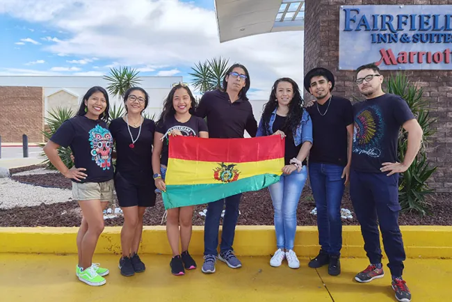 Danzantes bolivianos, enamorados de Nogales