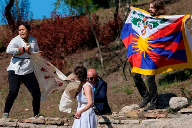 Encienden llama de los Juegos de Invierno entre protestas