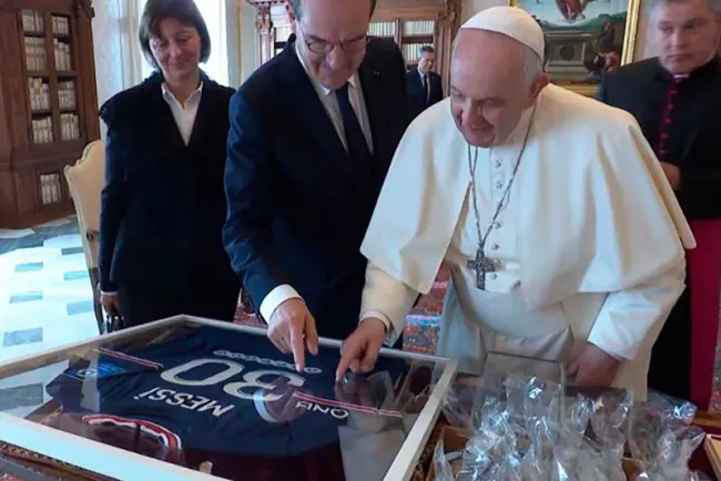 Regalan al papa Francisco playera del PSG autografiada por Messi