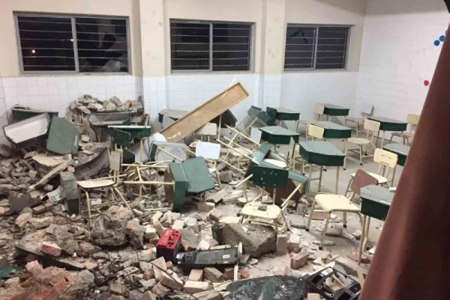 Abuelito muere tras impactar su camioneta contra colegio en Coahuila