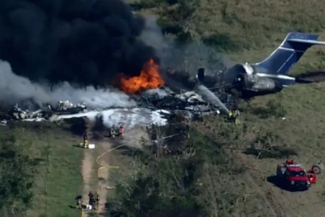Avión con 21 personas a bordo se estrella en Texas; todas sobreviven