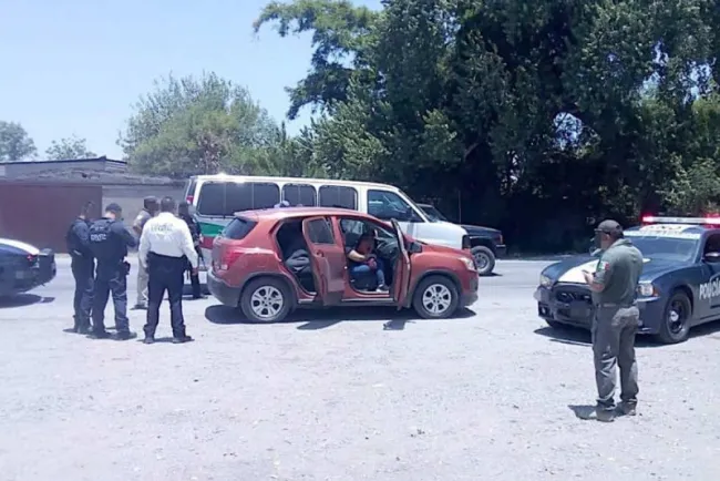 Dan 12 años de cárcel a sujeto por llevar migrantes en su camioneta