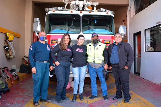 Apoyan Bomberos a jóven con cáncer