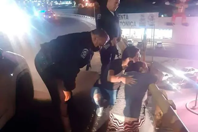 Rescatan a mujer que intentó tirarse de puente