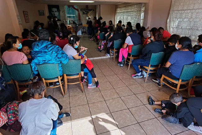 Llegan más migrantes a albergue