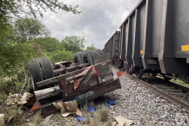 Impactantes imágenes del choque entre tren y tráiler de doble remolque