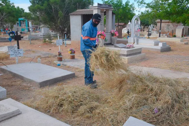 Avanzan limpieza de panteones en Hermosillo