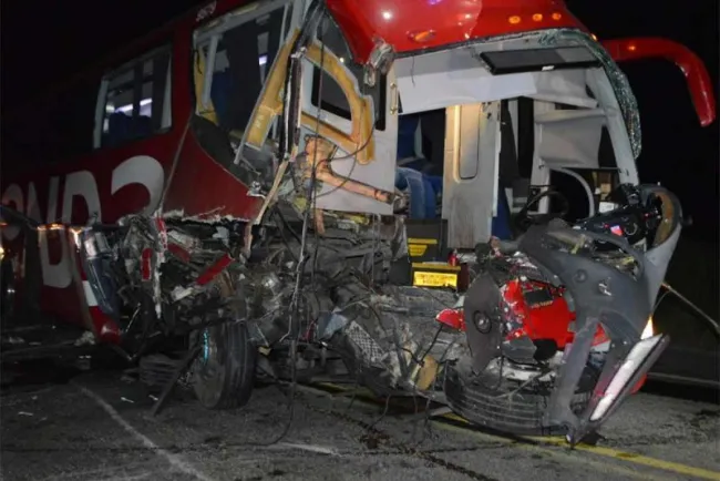 Choque de autobús de pasajeros con tráiler deja 16 heridos en Tamaulipas