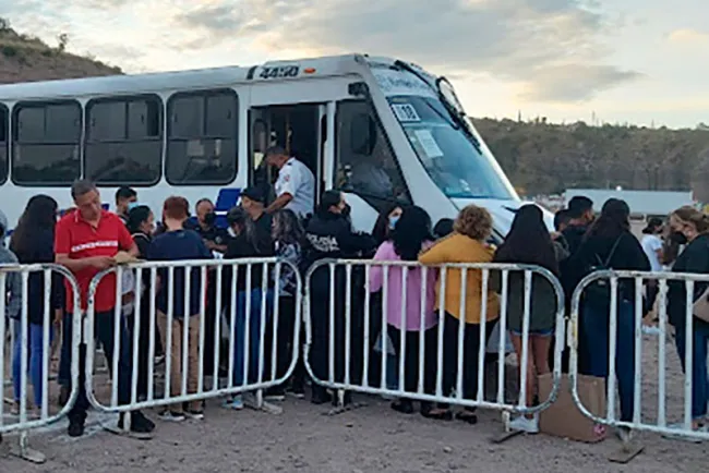 Cambian sede para llevar a vacunar a adolescentes a EU