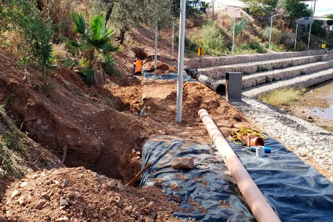 Supervisan obra sanitaria en el Represo; cambian tubería