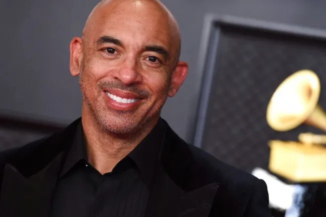 Harvey Mason, director de los Grammy, busca recuperar confianza de músicos