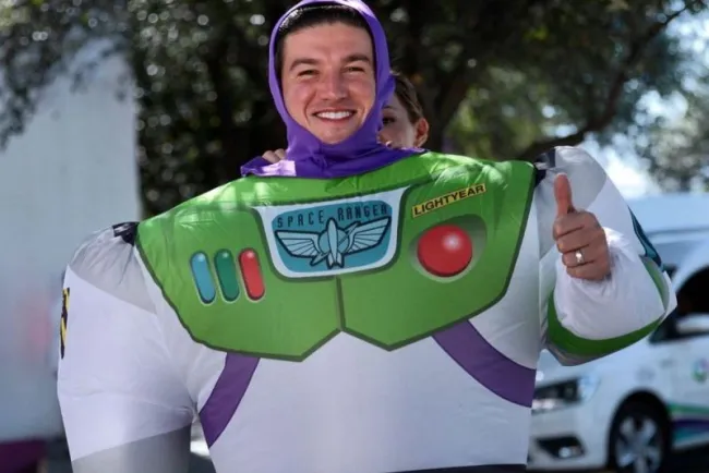 ¡Al infinito y más allá! Samuel García se disfraza de Buzz Lightyear para Halloween del DIF