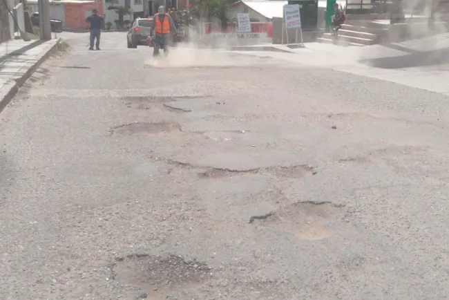 Dan mantenimiento a calles de panteones