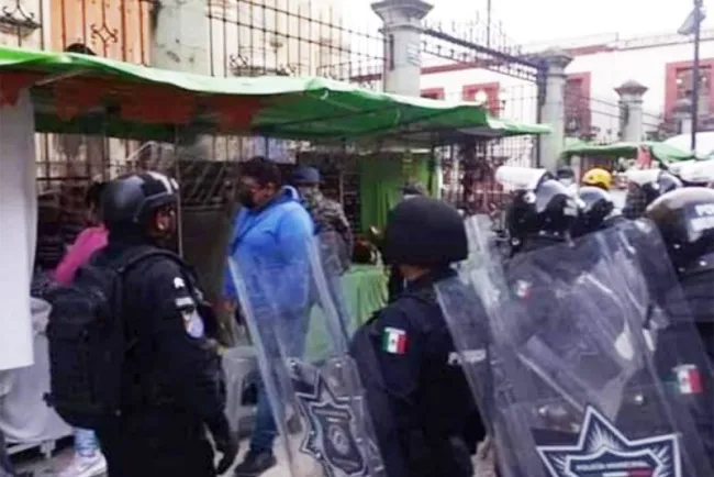Desalojo de ambulantes en Oaxaca deja varios lesionados e intoxicados