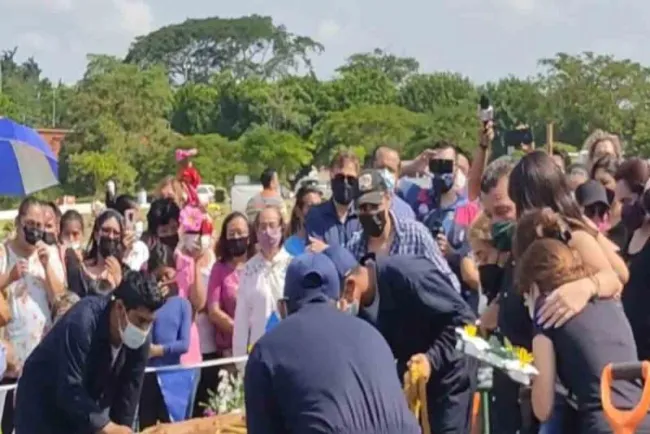 Entre aplausos y porras, entierran a Octavio Ocaña en Tabasco