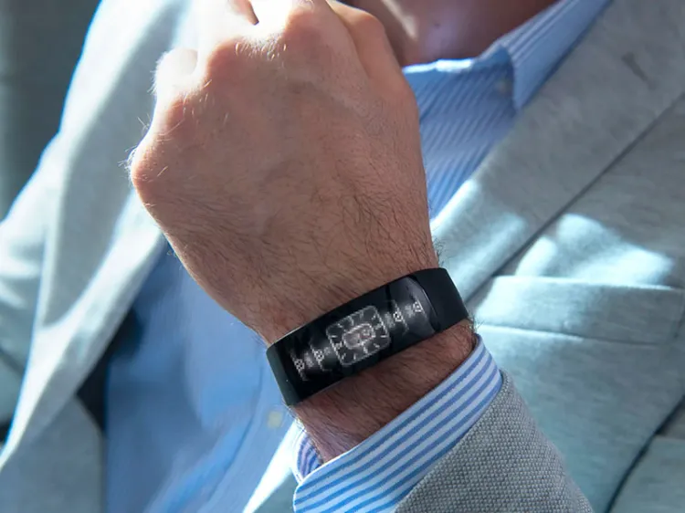 Presenta Unison pulsera para detectar casos de Covid-19