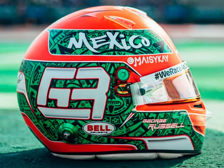 Se luce George Rusell con su casco para el GP de México