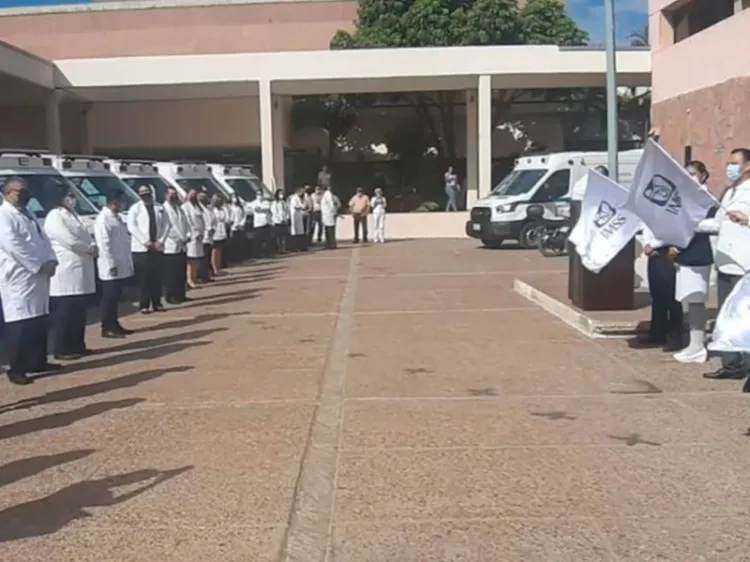 Recibe IMSS 45 ambulancias