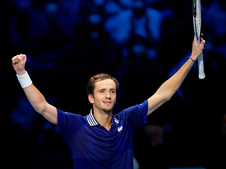 Medvedev vence a Zverev y sigue invicto en el Masters ATP