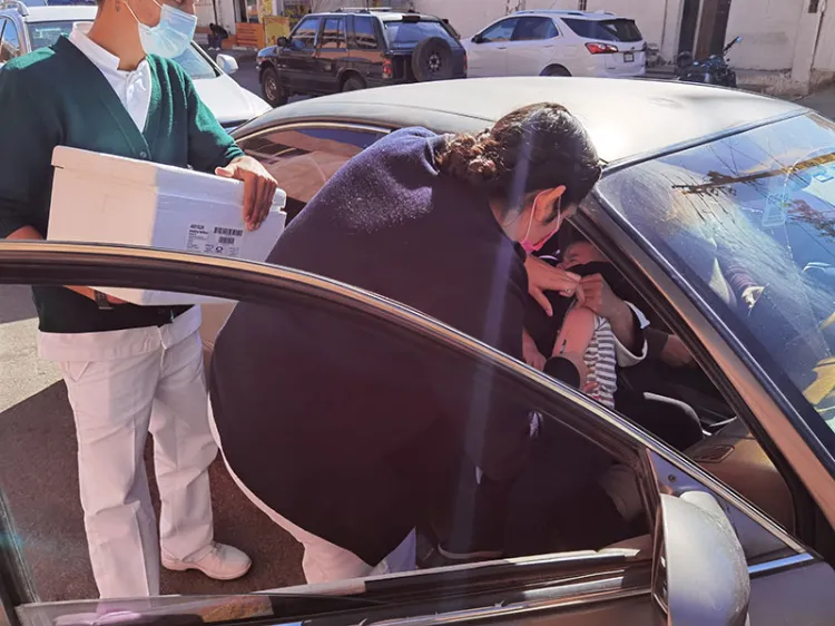 Vacunan en auto a nogalenses